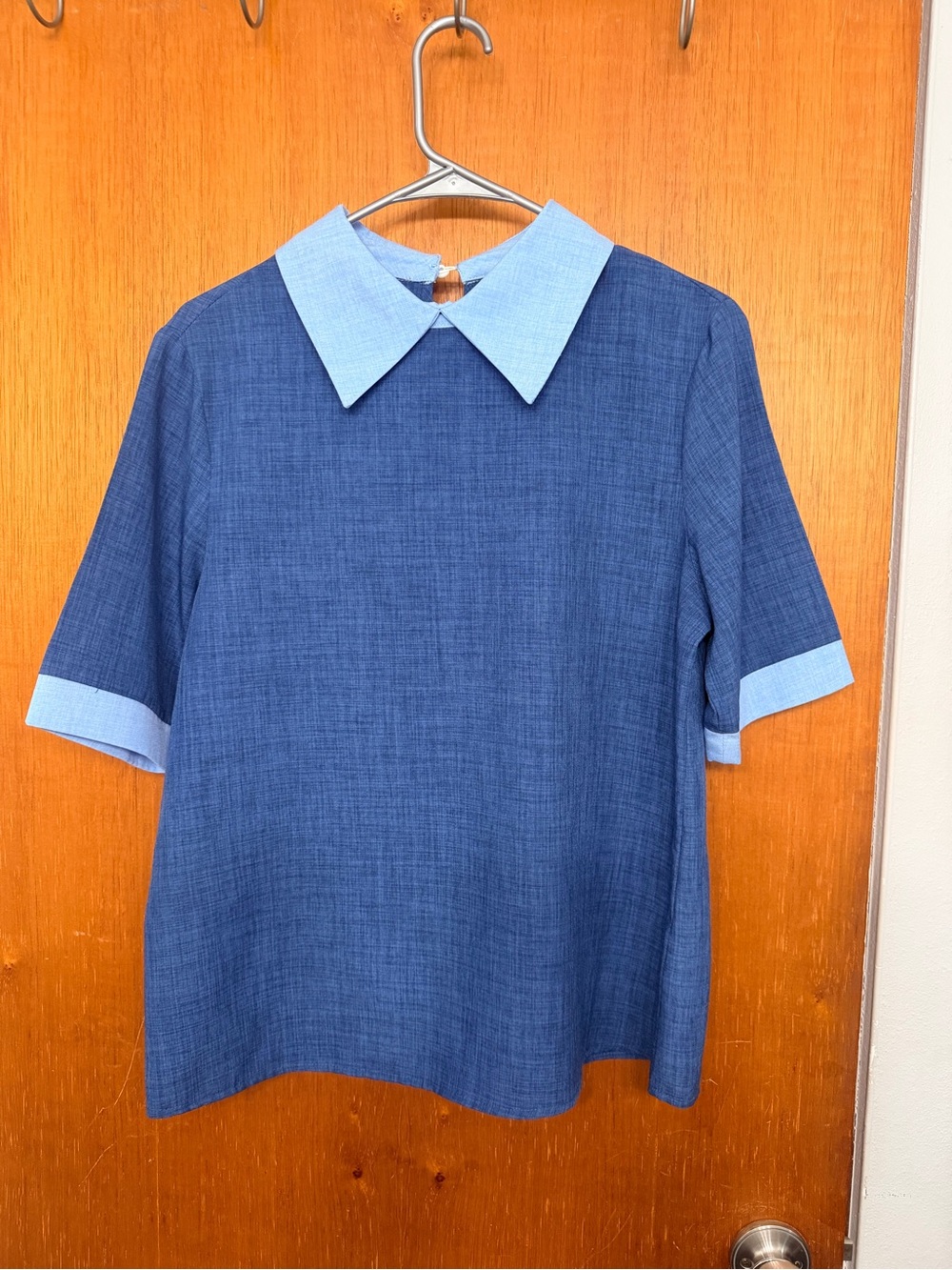 Woman Short-Sleeve Blue Shirt with Contrast Collar